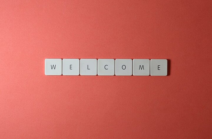 Klocki scrubble ułożone w napis "WELCOME"
